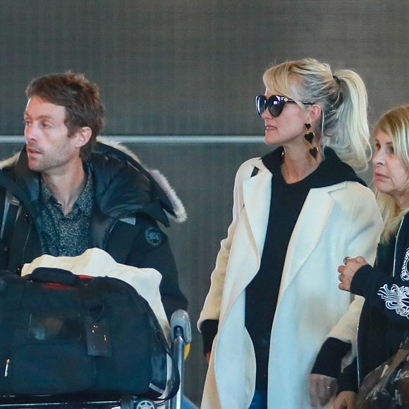 Grégory Boudou, le frère de Laeticia, Laeticia Hallyday, Françoise Thibault, la mère de Laeticia Hallyday - Laeticia Hallyday arrive en famille avec ses filles et sa mère à l'aéroport Roissy CDG le 19 novembre 2019. © Agence / Bestimage