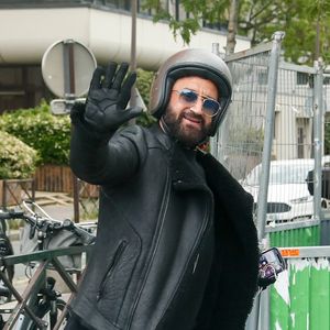 Exclusif - Cyril Hanouna arrive en moto dans les studios d'Europe 1 à Paris, France, le 5 mai 2025. © Christophe Clovis/Bestimage