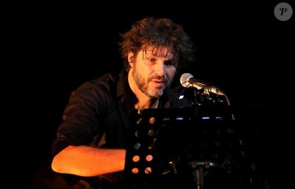 Bertrand Cantat (ex-membre du groupe "Noir Désir" et actuel membre du groupe "Détroit") fait une pause dans sa carrière musicale et se lance dans une tournée de lecture de textes poétiques avec deux musiciens autour de lui. Son nouveau spectacle de lecture (Condor Live) est tiré du livre "Condor" de Caryl Ferey. C'est une oeuvre allégorique et hallucinée, d'un couple fuyant la mort dans le Chili d'après Pinochet. Cenon, le 22 septembre 2016.
© Patrick Bernard/ Bestimage