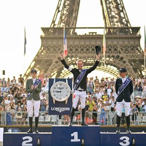 L'événement se déroule sur le Champ-de-Mars près de la Tour Eiffel et récompense de grands cavaliers lors de compétitions 
Gilles Thomas 1er sur Ermitage Kalone, Lillie Keenan 2ème sur Fasther et Denis Lynch 3ème sur Mr Boombastic à la remise du prix Longines Global Champions Tour Grand Prix of Paris (1.60 m) au Longines Paris Eiffel Jumping au pied de la Tour Eiffel sur le Champ-de-Mars à Paris, France, le 21 juin 2025. © Perusseau-Veeren/Bestimage