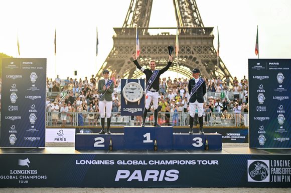 L'événement se déroule sur le Champ-de-Mars près de la Tour Eiffel et récompense de grands cavaliers lors de compétitions 
Gilles Thomas 1er sur Ermitage Kalone, Lillie Keenan 2ème sur Fasther et Denis Lynch 3ème sur Mr Boombastic à la remise du prix Longines Global Champions Tour Grand Prix of Paris (1.60 m) au Longines Paris Eiffel Jumping au pied de la Tour Eiffel sur le Champ-de-Mars à Paris, France, le 21 juin 2025. © Perusseau-Veeren/Bestimage