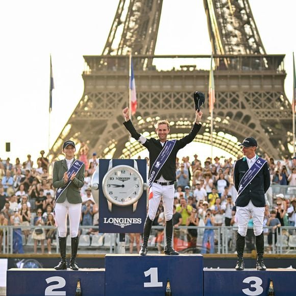 L'événement se déroule sur le Champ-de-Mars près de la Tour Eiffel et récompense de grands cavaliers lors de compétitions 
Gilles Thomas 1er sur Ermitage Kalone, Lillie Keenan 2ème sur Fasther et Denis Lynch 3ème sur Mr Boombastic à la remise du prix Longines Global Champions Tour Grand Prix of Paris (1.60 m) au Longines Paris Eiffel Jumping au pied de la Tour Eiffel sur le Champ-de-Mars à Paris, France, le 21 juin 2025. © Perusseau-Veeren/Bestimage