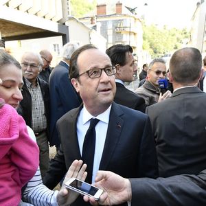 François Hollande rencontre la foule en arrivant pour le vote du premier tour de l'élection française dans son fief politique de Tulle en Corrèze, dans le sud-ouest de la France, le 23 avril 2017. Photo de Pascal Rondeau/ABACAPRESS.COM
