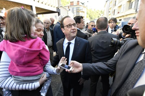 François Hollande rencontre la foule en arrivant pour le vote du premier tour de l'élection française dans son fief politique de Tulle en Corrèze, dans le sud-ouest de la France, le 23 avril 2017. Photo de Pascal Rondeau/ABACAPRESS.COM
