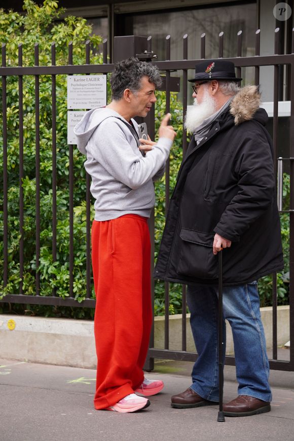 Exclusif - Stéphane Plaza a été surpris par les photographes et vidéastes à la sortie d'un RDV à Paris, le 27 février 2025.