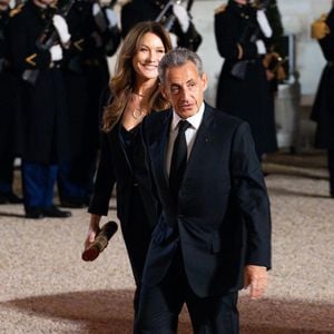 L'ancien président français Nicolas Sarkozy (à droite) et son épouse, la mannequin et musicienne franco-italienne Carla Bruni-Sarkozy, arrivent au palais présidentiel de l'Élysée pour un dîner d'État officiel, dans le cadre de la visite d'État du président du Kazakhstan en France, à Paris, le 5 novembre 2024. Photo by Alexis Jumeau/ABACAPRESS.COM