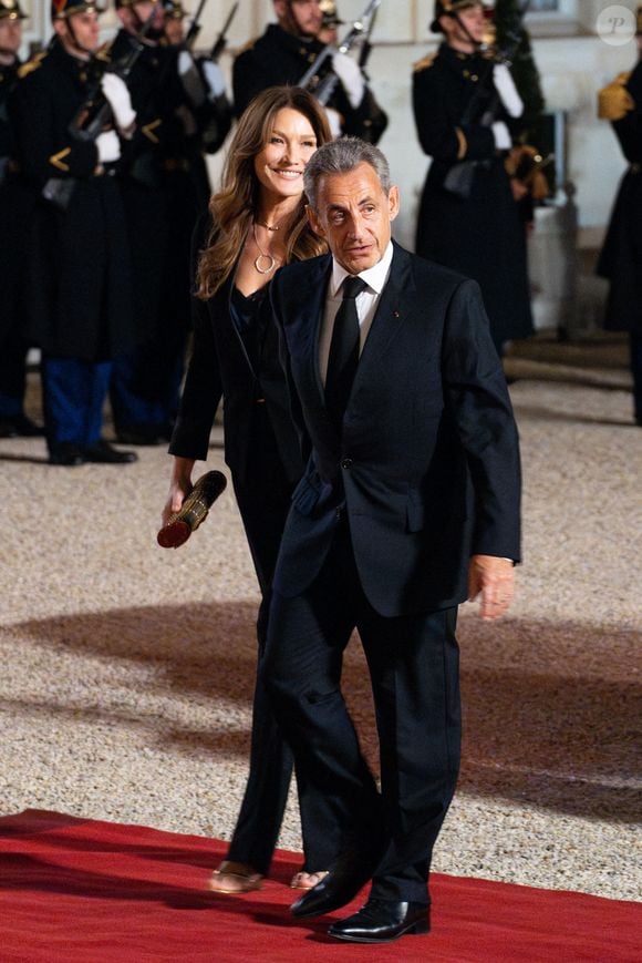 L'ancien président français Nicolas Sarkozy (à droite) et son épouse, la mannequin et musicienne franco-italienne Carla Bruni-Sarkozy, arrivent au palais présidentiel de l'Élysée pour un dîner d'État officiel, dans le cadre de la visite d'État du président du Kazakhstan en France, à Paris, le 5 novembre 2024. Photo by Alexis Jumeau/ABACAPRESS.COM