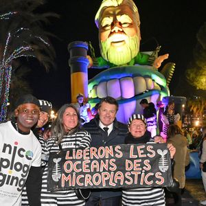 Christian Estrosi, le maire de Nice, en compagnie des membres bénévoles de l'association Nice Plogging qui tous les week end ramassent les mégots et autres déchets sur les plages et dans les rues de Nice, pose devant le char "Pisces and Go" qui rend hommage à l'activiste écologique Paul Watson durant la soirée d'ouverture de la 140eme édition du Carnaval de Nice "Roi des Oceans" à Nice, le 15 février 2025. © Bruno Bebert/Bestimage