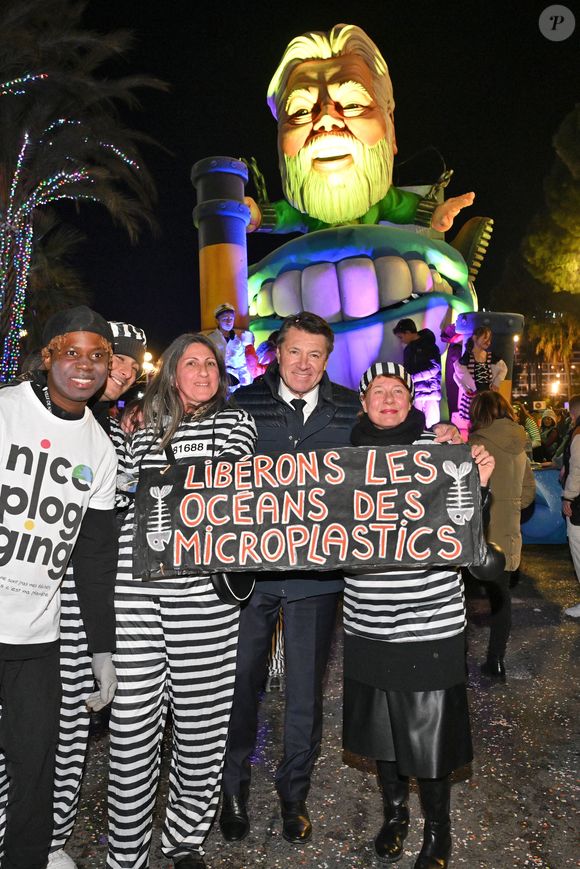 Christian Estrosi, le maire de Nice, en compagnie des membres bénévoles de l'association Nice Plogging qui tous les week end ramassent les mégots et autres déchets sur les plages et dans les rues de Nice, pose devant le char "Pisces and Go" qui rend hommage à l'activiste écologique Paul Watson durant la soirée d'ouverture de la 140eme édition du Carnaval de Nice "Roi des Oceans" à Nice, le 15 février 2025. © Bruno Bebert/Bestimage