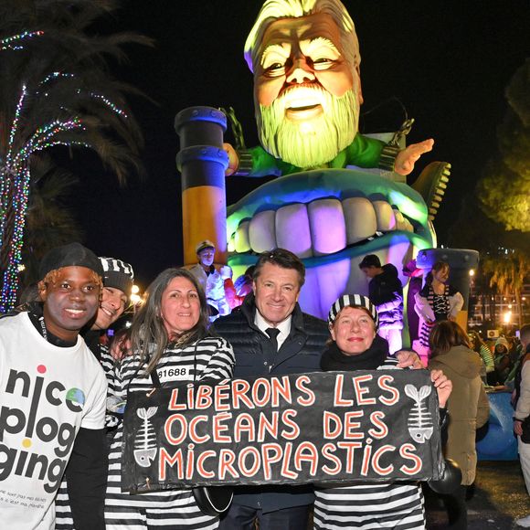 Christian Estrosi, le maire de Nice, en compagnie des membres bénévoles de l'association Nice Plogging qui tous les week end ramassent les mégots et autres déchets sur les plages et dans les rues de Nice, pose devant le char "Pisces and Go" qui rend hommage à l'activiste écologique Paul Watson durant la soirée d'ouverture de la 140eme édition du Carnaval de Nice "Roi des Oceans" à Nice, le 15 février 2025. © Bruno Bebert/Bestimage