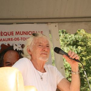 Il a évoqué les logiques sociales et médiatiques qui influencent parfois les listes d’invités.

Hugues Aufray lors de la séance de dédicaces annuelle " Foret Des Livres " à Chanceaux-Pres-Loches, près de Tours, en France Photo par JLPPA/ABACAPRESS.COM
