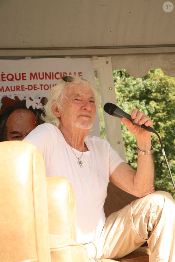 Il a évoqué les logiques sociales et médiatiques qui influencent parfois les listes d’invités.

Hugues Aufray lors de la séance de dédicaces annuelle " Foret Des Livres " à Chanceaux-Pres-Loches, près de Tours, en France Photo par JLPPA/ABACAPRESS.COM