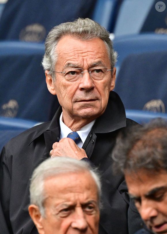 Idem pour l'ancien président du Paris Saint-Germain dans les années 90, Michel Denisot qui a suivi la rencontre avec la plus grande attention.

Michel Denisot - Célébrités dans les tribunes du match de football de Ligue 1 McDonald's opposant le  RC Lens au Paris Saint-Germain (PSG) (0-2) au Parc des Princes à Paris le 14 septembre 2025. © Christian Liewig/Bestimage