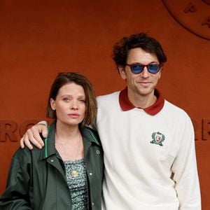 Mélanie Thierry et son compagnon le chanteur Raphaël au village lors des Internationaux de France de Tennis de Roland Garros 2025, à Paris, France, le 4 Juin 2025. © Jacovides-Moreau/Bestimage