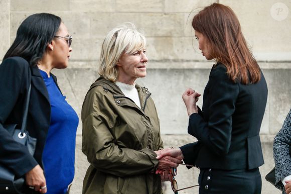 Sandra Camprasse (attachée de presse), Chantal Ladesou et la veuve Patricia Ibach (Patricia Munoz) à la sortie des obsèques du producteur Humbert Ibach (Mémé Ibach), figure du disque et de la TV des années 70/90, en l’église Notre Dame d’Auteuil à Paris, France, le 12 mai 2025. © Christophe Clovis/Bestimage