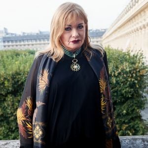 À 69 ans, elle n’a jamais eu d’enfant, un choix personnel qu’elle a expliqué publiquement dans le passé.

Exclusif - Catherine Jacob - Cérémonie de remise des insignes de Commandeur des Arts et des Lettres à Catherine Jacob au Ministère de la Culture à Paris le 5 septembre 2023. 

© Christophe Clovis / Bestimage