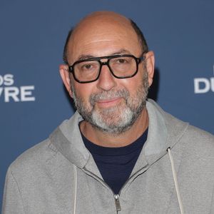 Main dans la main, ils ont affiché une belle complicité devant les photographes.

Kad Merad - Avant-première du film "Les héros du louvre" au cinema L'Arlequin à Paris le 1er septembre 2026. © Coadic Guirec/Bestimage