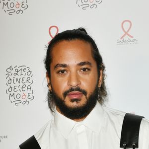 Malgré les accusations qui pèsent sur lui, le chanteur et ses équipes semblent toujours plus soudées que jamais

Slimane Nebchi - Photocall du « Dîner de la Mode » au bénéfice du Sidaction, au Palais de Tokyo, dans le cadre de la Fashion Week de Paris. Le 25 Janvier 2024. 
© Rachid Bellak / Bestimage