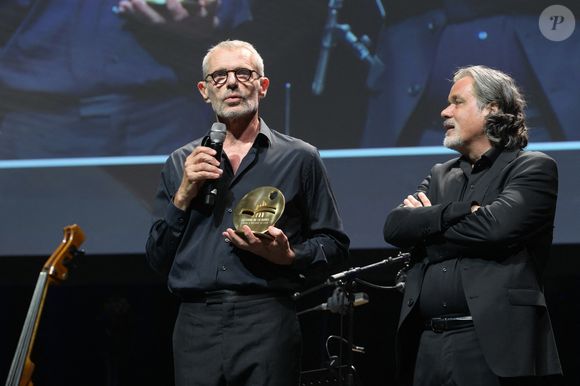 Le réalisateur continue de percevoir des droits grâce au titre Vois sur ton chemin.

Lambert Wilson (invité d'honneur du festival), Christophe Barratier (co fondateur du festival) lors de la 11ème édition du festival Cinéma & musique de film de La Baule le 28 juin 2025
© Rachid Bellak / Bestimage