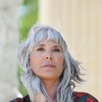 Zazie a fait le choix de laisser ses cheveux blancs, sans penser que cela prendrait une telle ampleur : "C'est devenu un engagement"