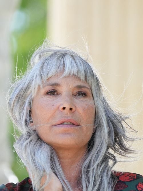Zazie a fait le choix de laisser ses cheveux blancs, sans penser que cela prendrait une telle ampleur : "C'est devenu un engagement"