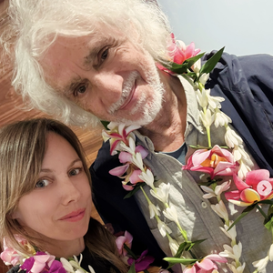“Ici, le temps ralentit… On oublie les horaires, on vit pieds nus, et on profite juste d'être ensemble”, écrit Laetitia en légende
Laetitia et Louis Bertignac en vacances en famille sous le soleil de Tahiti en avril 2026