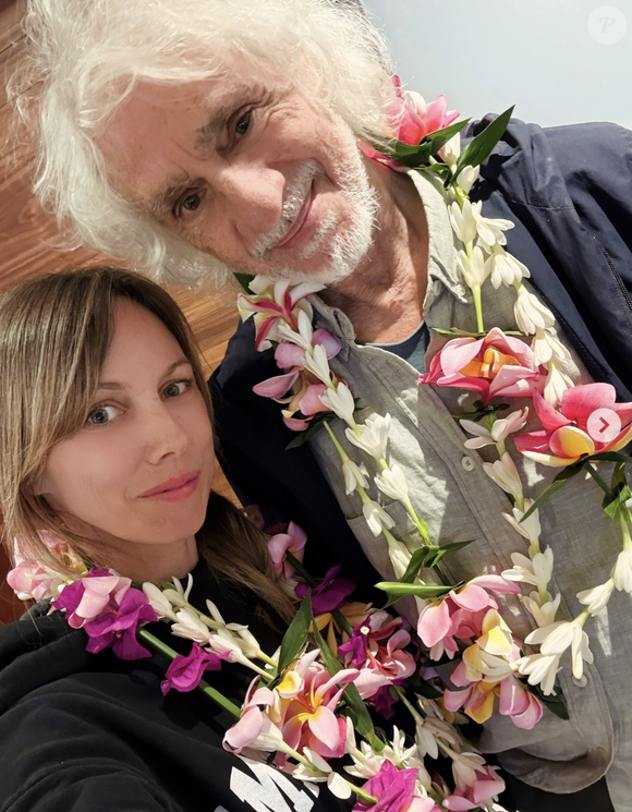 “Ici, le temps ralentit… On oublie les horaires, on vit pieds nus, et on profite juste d'être ensemble”, écrit Laetitia en légende

Laetitia et Louis Bertignac en vacances en famille sous le soleil de Tahiti en avril 2026