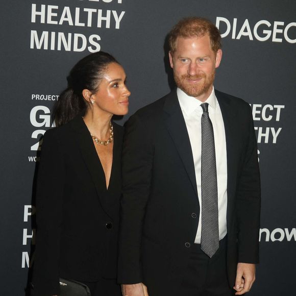 Le prince Harry, duc de Sussex et Meghan Markle, duchesse de Sussex, lors du 3ème gala annuel du projet "Healthy Minds" aux Spring Studios à New York, le 9 octobre 2025. Photo : Zuma Press / Bestimage