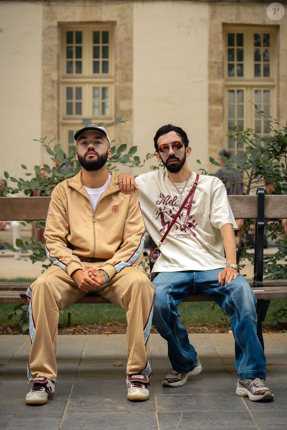 En 2025, le groupe Casino a déployé le produit dans plus de 400 magasins en France.

Bigflo et Oli (Florian et Olivio Ordoñez) au Front Row du défilé Drôle de Monsieur de la mode homme Printemps/Été 2026 dans le cadre de la Fashion Week de Paris au 1 rue Clotilde, à Paris, France, le 274 juin 2025. © Florian Lavielle/Bestimage