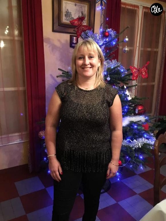 Une cérémonie intime et chaleureuse qu'elle a pu partager avec son entourage. "Merci à nos famille qui était à nos côtés en ce week-end si spécial !!! On vous aime!!", a-t-elle ajouté avec émotion.

Julie candidate de "L'amour est dans le pré" en 2017.