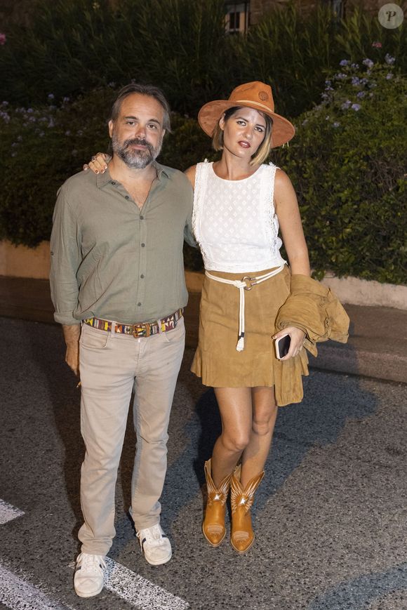 Romain Sardou et sa compagne Kym Thiriot pour la pièce de théâtre "Marie des Poules" de G.Savoisien, mise en scène d'A.Denis, avec B.Agenin et A.Denis au théâtre de Verdure lors du Festival de Ramatuelle, le 7 août 2022. © Cyril Bruneau / Festival de Ramatuelle / Bestimage
