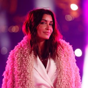 Accrochée dans les airs, Jenifer a percuté plusieurs fois son amie Lorie.

Exclusif - Jenifer Bartoli - Tournage de l'émission "La grande soirée du 31 décembre de Paris" au Musée du Quai Branly à Paris, diffusée le 31 décembre 2024 sur France 2
© Christophe Clovis / Bestimage