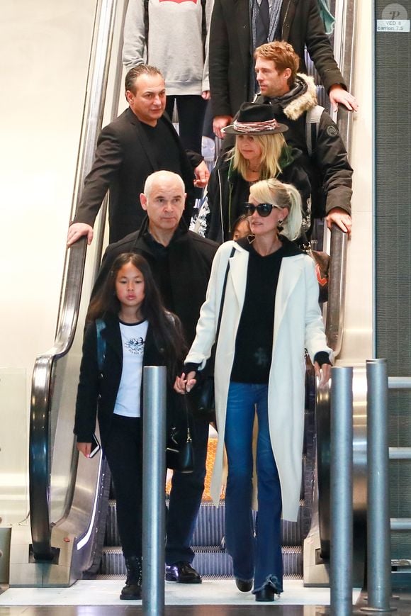 Laeticia Hallyday, ses filles Jade et Joy, Jimmy Reffas, Carl (chauffeur et garde du corps), Françoise Thibault, la mère de Laeticia Hallyday, Grégory Boudou, le frère de Laeticia - Laeticia Hallyday arrive en famille avec ses filles et sa mère à l'aéroport Roissy CDG le 19 novembre 2019. © Agence / Bestimage