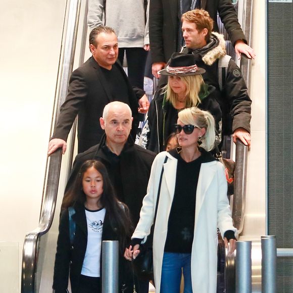 Laeticia Hallyday, ses filles Jade et Joy, Jimmy Reffas, Carl (chauffeur et garde du corps), Françoise Thibault, la mère de Laeticia Hallyday, Grégory Boudou, le frère de Laeticia - Laeticia Hallyday arrive en famille avec ses filles et sa mère à l'aéroport Roissy CDG le 19 novembre 2019. © Agence / Bestimage
