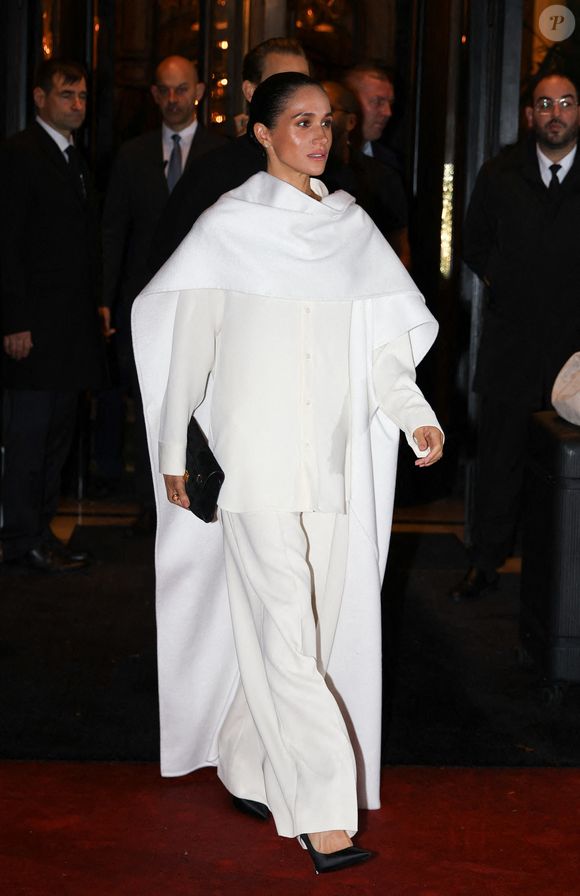 Meghan Markle a fait une apparition remarquée à Paris, en France, le 4 octobre 2025, dans un ensemble chic entièrement blanc qui respirait l'élégance et la sophistication. La duchesse a associé un haut blanc fluide à un pantalon à jambes larges, complété par une élégante pochette noire et des talons assortis, affichant ainsi son style avant-gardiste. Photo par Aissaoui Nacer/Splash News/ABACAPRESS.COM