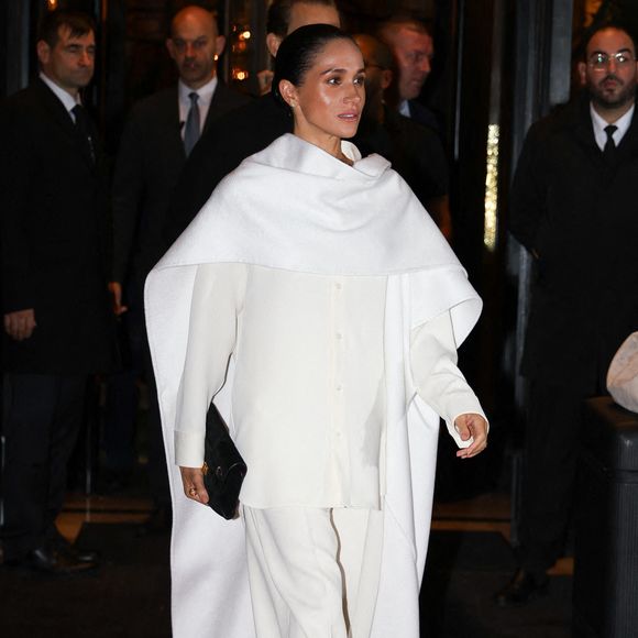 Meghan Markle a fait une apparition remarquée à Paris, en France, le 4 octobre 2025, dans un ensemble chic entièrement blanc qui respirait l'élégance et la sophistication. La duchesse a associé un haut blanc fluide à un pantalon à jambes larges, complété par une élégante pochette noire et des talons assortis, affichant ainsi son style avant-gardiste. Photo par Aissaoui Nacer/Splash News/ABACAPRESS.COM