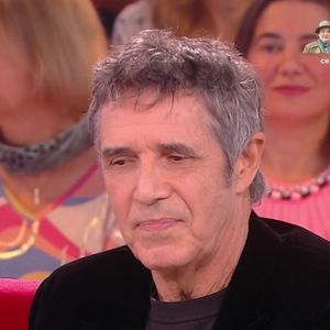 Julien Clerc dans Vivement dimanche le 23 novembre 2025. Capture d'écran/France 3
