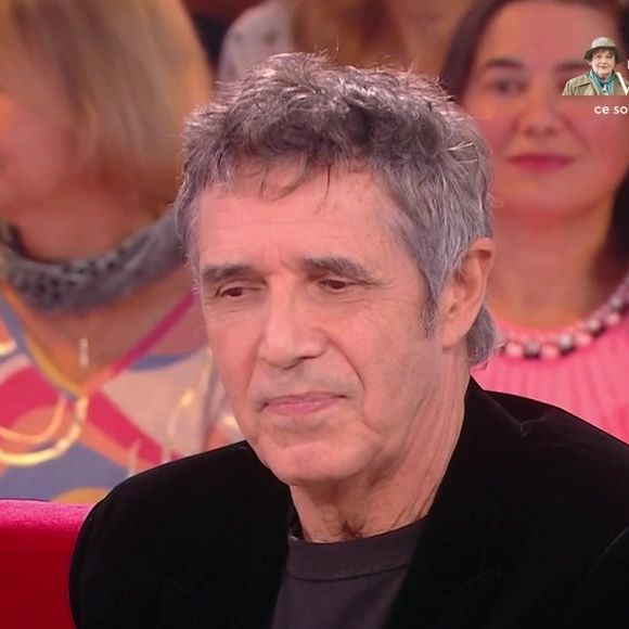 Julien Clerc dans Vivement dimanche le 23 novembre 2025. Capture d'écran/France 3