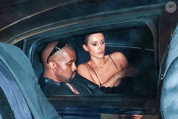 Il a notamment écrit : "Je suis un nazi". Des propos chocs qui ont poussé l'un de ses agents à stopper net leur collaboration.
Exclusif - Kanye West lors d'une séance photo improvisée dans la rue avec sa nouvelle Mercedes Maybach à la sortie d'une after-party des Grammys à Los Angeles, le 3 février 2025 © Backgrid USA / Bestimage