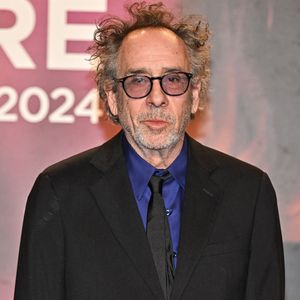 Tim Burton assiste à la cérémonie d'ouverture du 16e Festival du film Lumière à Lyon, en France, le 12 octobre 2024. Photo par Julien Reynaud/APS-Medias/ABACAPRESS.COM