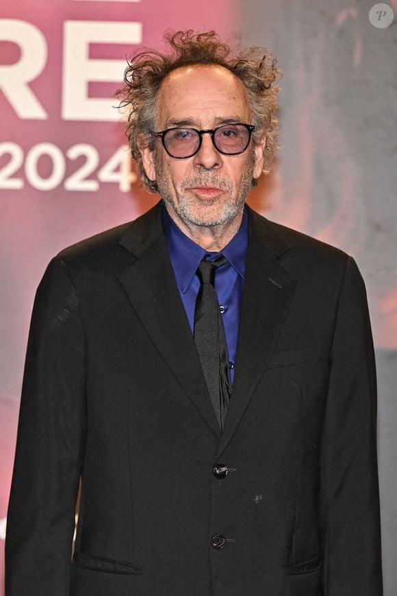 Tim Burton assiste à la cérémonie d'ouverture du 16e Festival du film Lumière à Lyon, en France, le 12 octobre 2024. Photo par Julien Reynaud/APS-Medias/ABACAPRESS.COM