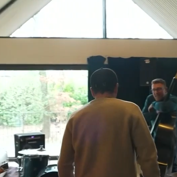 Claudio Capéo dans sa maison en Alsace. Reportage diffusé dans le JT de 13 heures de TF1 le 23 décembre 2025.