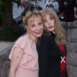 Arielle Dombasle et Julie Depardieu - Arrivées à la soirée de cloture de la 35ème édition du ''Dinard British and Irish Film Festival'' de Dinard, France, le 5 octobre 2024. © Denis Guignebourg/BestImage