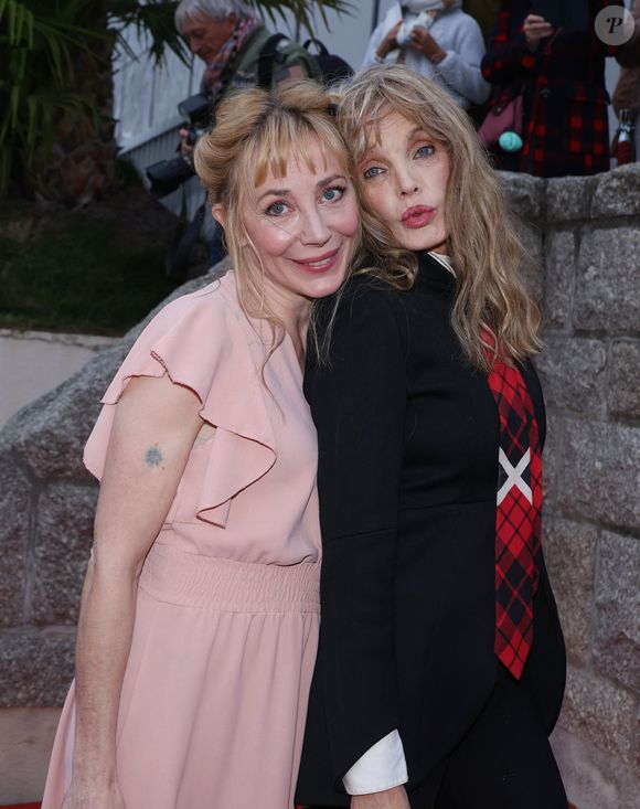 Arielle Dombasle et Julie Depardieu - Arrivées à la soirée de cloture de la 35ème édition du ''Dinard British and Irish Film Festival'' de Dinard, France, le 5 octobre 2024. © Denis Guignebourg/BestImage