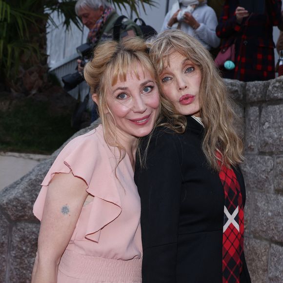 Arielle Dombasle et Julie Depardieu - Arrivées à la soirée de cloture de la 35ème édition du ''Dinard British and Irish Film Festival'' de Dinard, France, le 5 octobre 2024. © Denis Guignebourg/BestImage