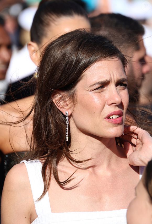Son secret ? Il n'en est pas vraiment un. En effet, ce n'est pas vraiment quelque chose qu'elle cache.

Charlotte Casiraghi - Montée des marches du film « Marcello Mio » lors du 77ème Festival International du Film de Cannes, au Palais des Festivals à Cannes. Le 21 mai 2024
