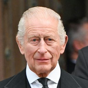 Charles aurait lui aussi remis un présent à son fils.

Le roi Charles III lors des funérailles de la duchesse de Kent à la cathédrale de Westminster.  © Backgrid UK/ Bestimage