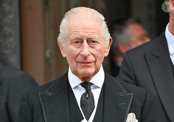 Charles aurait lui aussi remis un présent à son fils.

Le roi Charles III lors des funérailles de la duchesse de Kent à la cathédrale de Westminster.  © Backgrid UK/ Bestimage
