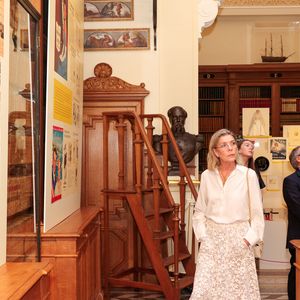 Caroline de Monaco a été émue de voir l'heureux événement capturé.

Visite de l’exposition « Le mariage du siècle » par S.A.S. le prince Albert II de Monaco, S.A.R. La princesse Caroline de Hanovre, S.A.S. la princesse Alexandra de Hanovre et les commissaires Thomas Fouilleron et Vincent Vatrican au palais princier de Monaco, le 17 juin 2026. © Jean-Charles Vinaj/Pool Monaco/Bestimage