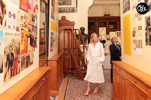 Caroline de Monaco a été émue de voir l'heureux événement capturé.

Visite de l’exposition « Le mariage du siècle » par S.A.S. le prince Albert II de Monaco, S.A.R. La princesse Caroline de Hanovre, S.A.S. la princesse Alexandra de Hanovre et les commissaires Thomas Fouilleron et Vincent Vatrican au palais princier de Monaco, le 17 juin 2026. © Jean-Charles Vinaj/Pool Monaco/Bestimage